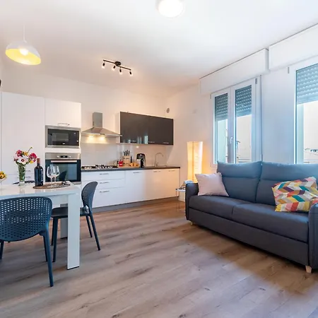 Chic Little Flat Near Center *