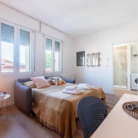 Chic Little Flat Near Center Apartment *