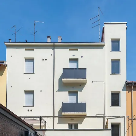 Chic Little Flat Near Center