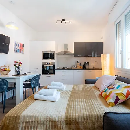 Chic Little Flat Near Center Apartment